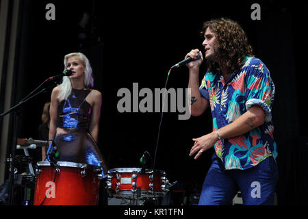 BOCA RATON - 15. August: Alice Katz und Sam Martin von Youngblood Hawke an der Mizner Park Amphitheater am 15 August, 2014 in West Palm Beach, Florida: Alice Katz, Sam Martin Stockfoto