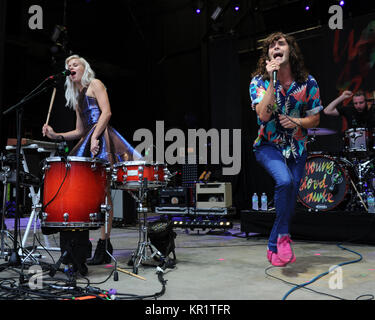 BOCA RATON - 15. August: Alice Katz und Sam Martin von Youngblood Hawke an der Mizner Park Amphitheater am 15 August, 2014 in West Palm Beach, Florida: Alice Katz, Sam Martin Stockfoto