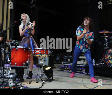 BOCA RATON - 15. August: Alice Katz und Sam Martin von Youngblood Hawke an der Mizner Park Amphitheater am 15 August, 2014 in West Palm Beach, Florida: Alice Katz, Sam Martin Stockfoto