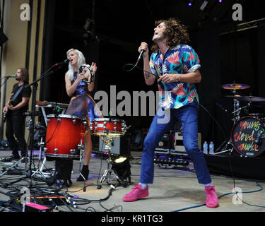 BOCA RATON - 15. August: Alice Katz und Sam Martin von Youngblood Hawke an der Mizner Park Amphitheater am 15 August, 2014 in West Palm Beach, Florida: Alice Katz, Sam Martin Stockfoto