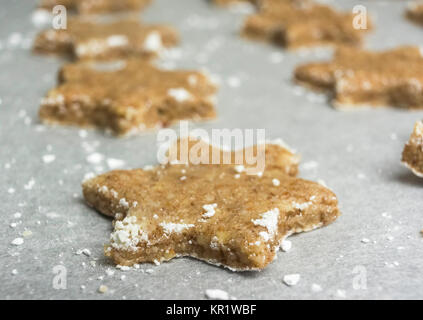 Nahaufnahme des sternförmigen Cinnamon frosted Cookies bereit zu sein - Batch der traditionellen Weihnachtsplätzchen - Elsass, Frankreich. Stockfoto