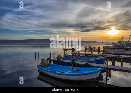 spannende Sonnenuntergang am Hafen mit Booten Stockfoto