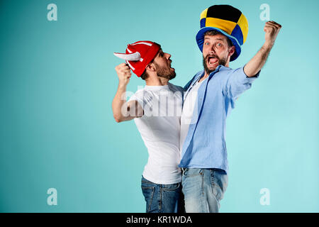 Die zwei Fußballfans auf blau Stockfoto