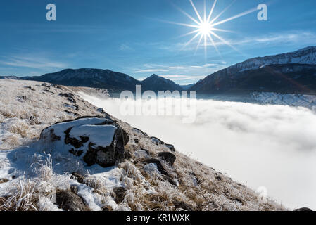 Wallowa See's East Moräne mit Nebel Füllen der Wallowa Seebecken und die Wallowa Mountains im Hintergrund, Oregon. Stockfoto