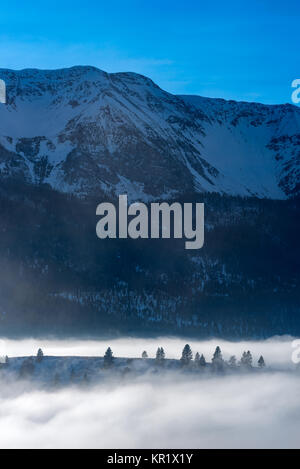 Der Wallowa Mountains und Wallowa Lake's West Moräne hoch über einem Meer von Nebel in Nordostoregon klemmt. Stockfoto