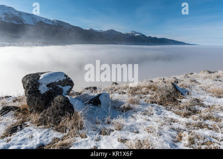 Wallowa See's East Moräne mit Nebel Füllen der Wallowa Seebecken und die Wallowa Mountains im Hintergrund, Oregon. Stockfoto