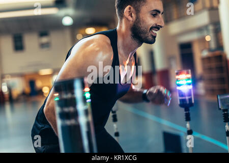 Koordination von Augen und Hand Training bei Sports Lab. Sportler mit einem visuellen Stimulus System zur Verbesserung der Reaktionszeit. Sportler am Sport Wissenschaft Stockfoto