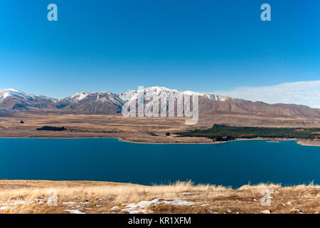 Malerischer Blick auf den See Tekapo und die umliegenden Berge von Mount John Observatorium Stockfoto