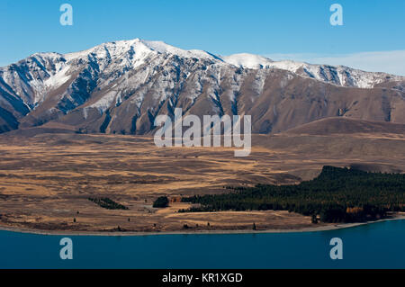 Malerischer Blick auf den See Tekapo und die umliegenden Berge von Mount John Observatorium Stockfoto