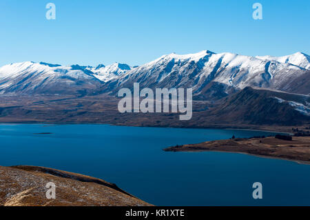 Malerischer Blick auf den See Tekapo und die umliegenden Berge von Mount John Observatorium Stockfoto