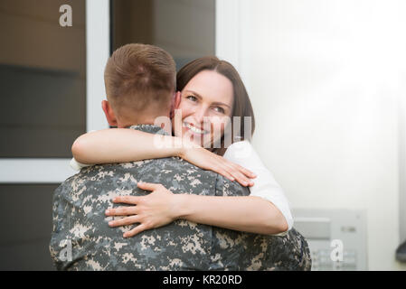 Glückliche Ehefrau umarmte ihren Mann Stockfoto