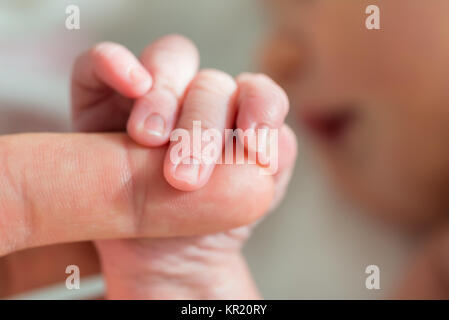 Baby-Holding Mutters Finger Stockfoto