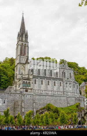 Blick auf die Basilika von Lourdes in Frankreich Stockfoto