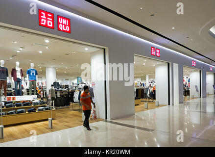 Kota Kinabalu, Malaysia - Dezember 14, 2017: Uniqlo store in Imago Shopping Mall. Uniqlo Co., Ltd. ist ein japanisches Casual Wear Designer, Hersteller und Stockfoto