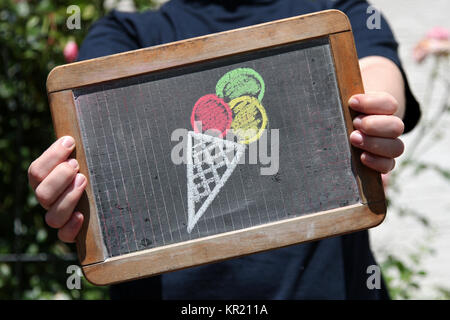 Eis skizziert mit Kreide auf Schiefer von jungen weiblichen gezeigt Stockfoto