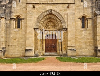 Romanische Kirche in Semur-En-Brionnais Burgund, Frankreich - romanische Semur-En-Brionnais Kirche in Burgund, Frankreich Stockfoto