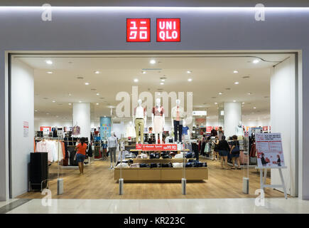 Kota Kinabalu, Malaysia - Dezember 14, 2017: Uniqlo store in Imago Shopping Mall. Uniqlo Co., Ltd. ist ein japanisches Casual Wear Designer, Hersteller und Stockfoto