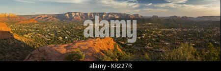 Panorama Landschaft malerischen Blick auf entfernten roten Rock Berge und grüne Wüste von Chimney Rock Wanderweg Sedona Arizona Amerikanischen Südwesten Stockfoto