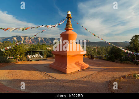 Amitabha Stupa und Prayer Flags Energy Vortex mit entfernter Red Rock Landschaft im Peace Park, Sedona Arizona Stockfoto