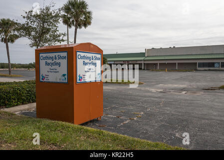 Bekleidung & Schuhe Recycling Container in Volusia County, Florida, USA Stockfoto