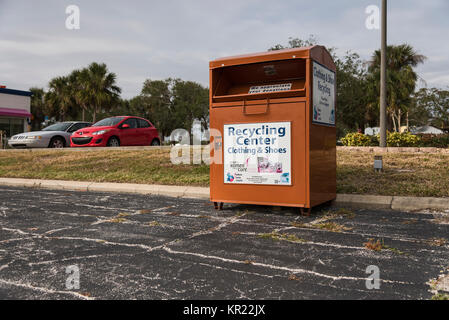 Bekleidung & Schuhe Recycling Container in Volusia County, Florida, USA Stockfoto