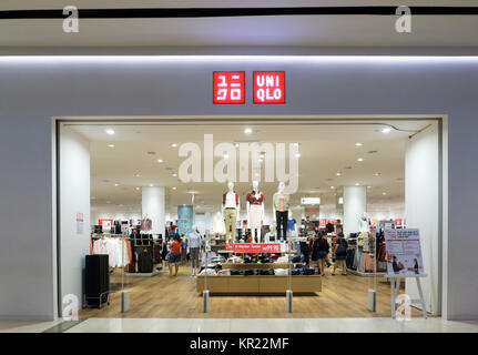 Kota Kinabalu, Malaysia - Dezember 14, 2017: Uniqlo store in Imago Shopping Mall. Uniqlo Co., Ltd. ist ein japanisches Casual Wear Designer, Hersteller und Stockfoto