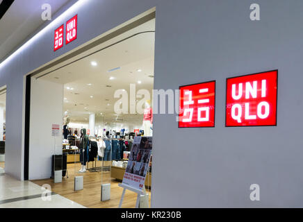 Kota Kinabalu, Malaysia - Dezember 14, 2017: Uniqlo store in Imago Shopping Mall. Uniqlo Co., Ltd. ist ein japanisches Casual Wear Designer, Hersteller und Stockfoto