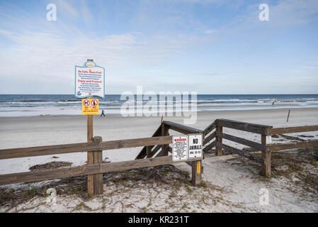 Warnschilder am Eingang von New Smyrna Beach, Florida USA veröffentlicht Stockfoto