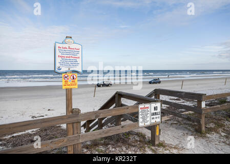 Warnschilder am Eingang von New Smyrna Beach, Florida USA veröffentlicht Stockfoto