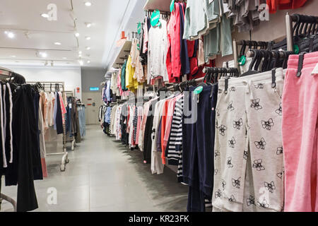 Kota Kinabalu, Malaysia - 14. Dezember 2017: Im Inneren des H und M Store in Imago Shopping Mall. H&M ist ein schwedischen multinationalen Einzelhandels - Kleidung Firma fo Stockfoto