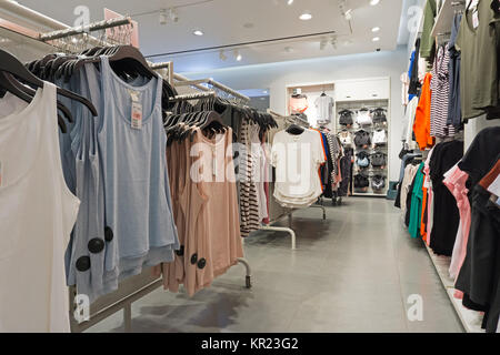 Kota Kinabalu, Malaysia - 14. Dezember 2017: Im Inneren des H und M Store in Imago Shopping Mall. H&M ist ein schwedischen multinationalen Einzelhandels - Kleidung Firma fo Stockfoto