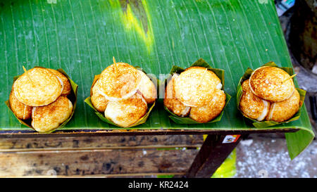 Coconut Rice Kuchen auf Banane Verpackung Stockfoto