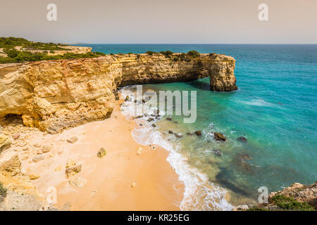 Praia de Albandeira - schöne Küste und Strand der Algarve, Portugal Stockfoto