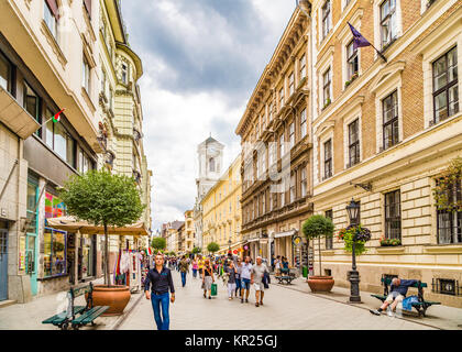 BUDAPEST, Ungarn - 16. SEPTEMBER 2014: Touristen, Einkaufen in der Vaci Utca und anderen beliebten Straßen des historischen Zentrums. Jedes Jahr wird die Anzahl der Stockfoto