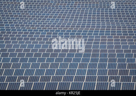Solarmodul produziert Grün, umweltfreundliche Energie aus der Sonne. Stockfoto