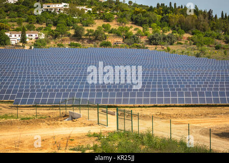 Solarmodul produziert Grün, umweltfreundliche Energie aus der Sonne. Stockfoto