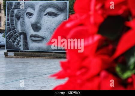 Schwarz-weiß-Porträt der "Dame von Elche" Skulptur und Euphorbia pulcherrima Anlage Stockfoto