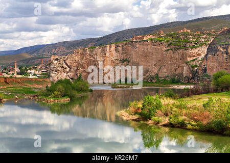 Alte Stadt Hasankeyf in der Türkei. Die Stadt geht unter dem Wasser des Stausees eines Staudamms, der am Fluss Tigris gebaut wird. Stockfoto