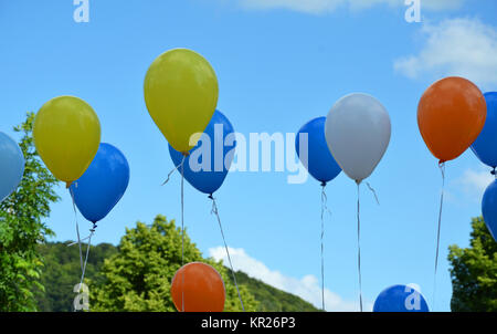 Bunte Luftballons steigen in den Himmel Stockfoto