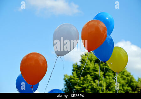 Bunte Luftballons steigen in den Himmel Stockfoto