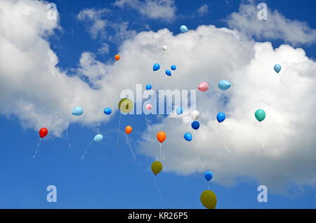 Bunte Luftballons steigen in den Himmel Stockfoto