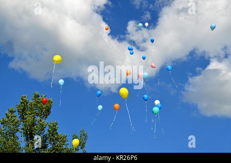 Bunte Luftballons steigen in den Himmel Stockfoto