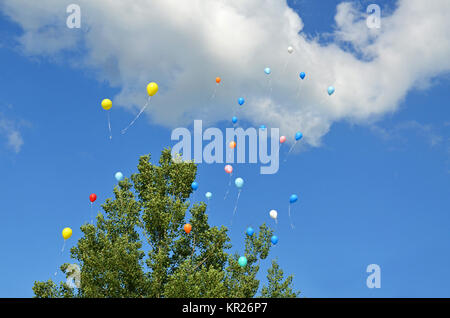 Bunte Luftballons steigen in den Himmel Stockfoto