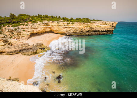 Praia de Albandeira - schöne Küste und Strand der Algarve, Portugal Stockfoto