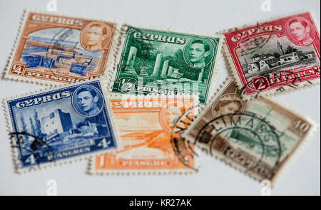 Briefmarken aus der ehemaligen britischen Kolonie Zypern Stockfoto