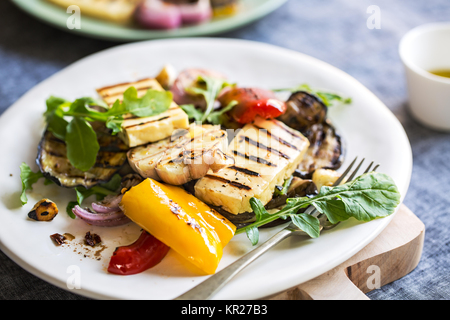 Gegrillter Halloumi mit Aubergine und Pfeffer Salat Stockfoto