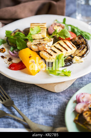 Gegrillter Halloumi mit Aubergine und Pfeffer Salat Stockfoto