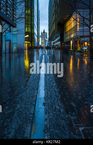 LONDON, Großbritannien - 16 Dezember, 2017: Blick hinunter vom More London Riverside mit Tower Bridge in einem Abstand zwischen den Glasfronten moderner Riverside gesehen Stockfoto