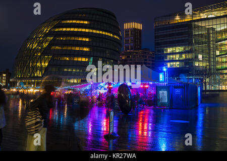 LONDON, Großbritannien - 16 Dezember, 2017: Weihnachtsmarkt am Flussufer gegenüber der City Hall in London. Touristen und Einheimische, die das Londoner genießen Sie Weihnachten shopping Und ea Stockfoto