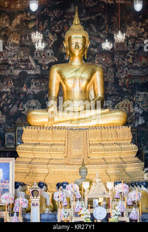 Buddhistische königlichen Tempel in Bangkok, Thailand. Interieur, Ornamente und die Budda sculpters oder Bildnisse. Stockfoto